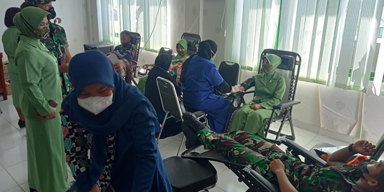 Kegiatan donor darah yang dilaksanakan Kodim 1313/Pohuwato dalam rangka memeringati Hari Juang TNI AD, Kamis (9/12/2021). (foto: Yusuf/gopos)