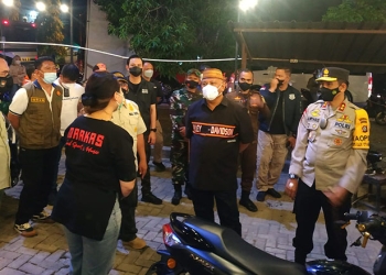 Gubernur Gorontalo, Rusli Habibie, bersama pejabat Forkopimda Gorontalo, meninjau situasi menjelang malam Tahun Baru 2022 di sejumlah area publik dan pusat-pusat keramaian warga, Jumat (31/12/2021). (Yusuf/gopos)