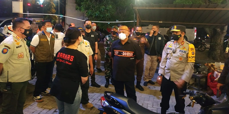 Gubernur Gorontalo, Rusli Habibie, bersama pejabat Forkopimda Gorontalo, meninjau situasi menjelang malam Tahun Baru 2022 di sejumlah area publik dan pusat-pusat keramaian warga, Jumat (31/12/2021). (Yusuf/gopos)