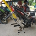 Kondisi sepeda motor milik Ahmad Rajamuda mengalami kehilangan dua ban beserta pelek saat terparkir di tempat parkir RS Bumi Panua Pohuwato. (yusuf/gopos)