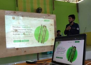 Mahasiswa Kuliah Kerja Nyata (KKN) Merdeka Belajar Kampus Merdeka (MBKM) Teknik Informatika Universitas Negeri Gorontalo saat memaparkan dua aplikasi hasil inovasi mereka kepada masyarakat dan aparat Desa Ombulo. (Foto Istimewa)