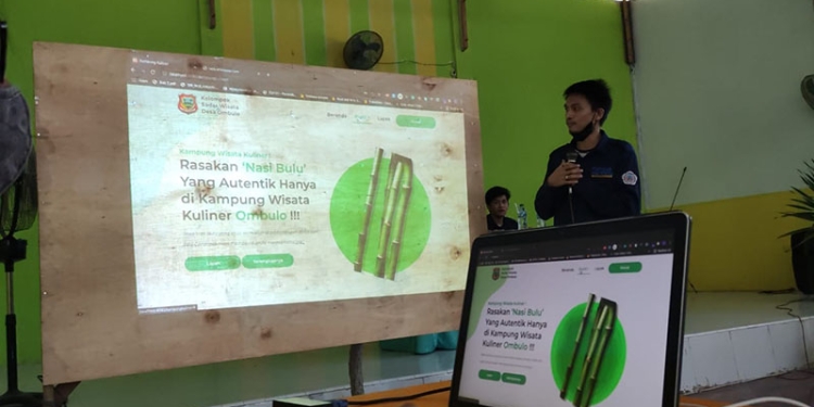 Mahasiswa Kuliah Kerja Nyata (KKN) Merdeka Belajar Kampus Merdeka (MBKM) Teknik Informatika Universitas Negeri Gorontalo saat memaparkan dua aplikasi hasil inovasi mereka kepada masyarakat dan aparat Desa Ombulo. (Foto Istimewa)