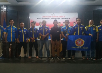 Ketua Karang Taruna terpilih, Abdul Karim, bersama pengurus Karang Taruna Kecamatan se-Pohuwato