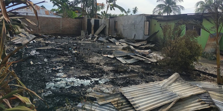 Dua rumah warga di Desa Buntulia, Kecamatan Buntulia, Kabupaten Pohuwato ludes terbakar.