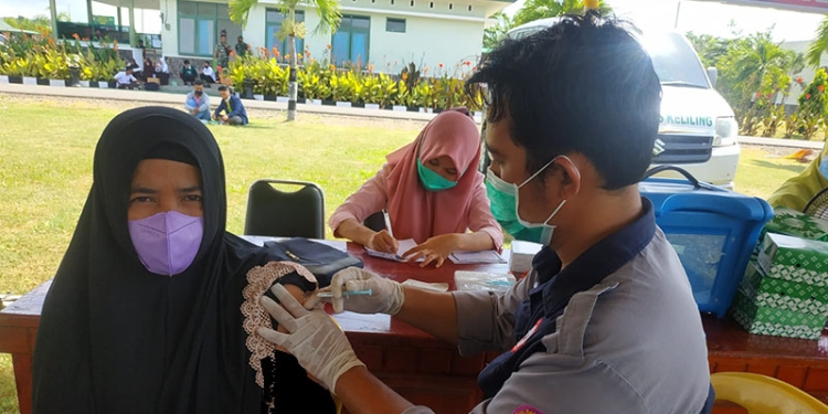 Warga Pohuwato mengikuti kegiatan vaksinasi yang dilaksanakan oleh Kodim 1313/Pohuwato, Kamis (16/12/2021). (Yusuf/gopos)