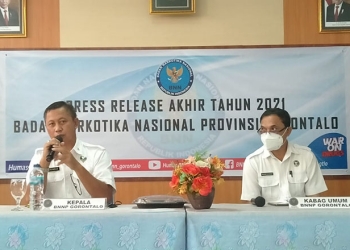Kepala BNNP Gorontalo, Brigjen Pol Sukandar (kiri) bersama Kabag Umum BNNP Gorontalo, Karim Enggahu, menyampaikan konferensi pers capaian BNNP Gorotnalo 2021, Kamis (23/12/2021). (muhajir/gopos)