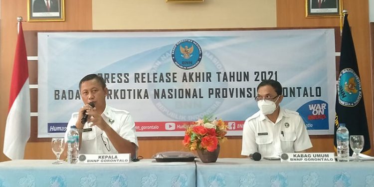 Kepala BNNP Gorontalo, Brigjen Pol Sukandar (kiri) bersama Kabag Umum BNNP Gorontalo, Karim Enggahu, menyampaikan konferensi pers capaian BNNP Gorotnalo 2021, Kamis (23/12/2021). (muhajir/gopos)
