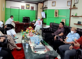 Komisi A DPRD Kota Gorontalo, kunjungi Kantor Dinas Kesehatan Kota Gorontalo, rundingkkan masalah pemindahan puskesmas Holontalangi, Rabu (1/12/2021). Foto : Sari/gopos
