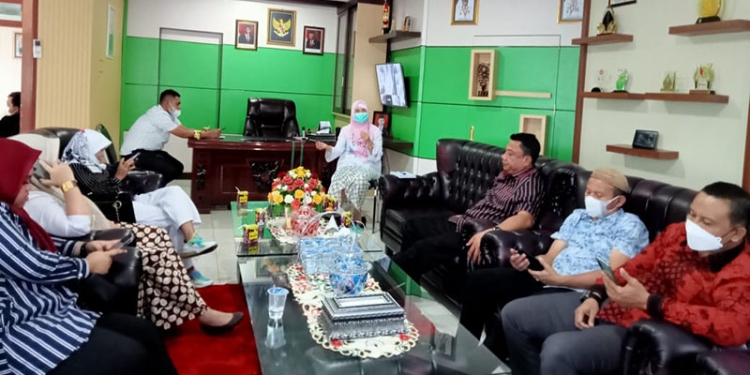Komisi A DPRD Kota Gorontalo, kunjungi Kantor Dinas Kesehatan Kota Gorontalo, rundingkkan masalah pemindahan puskesmas Holontalangi, Rabu (1/12/2021). Foto : Sari/gopos