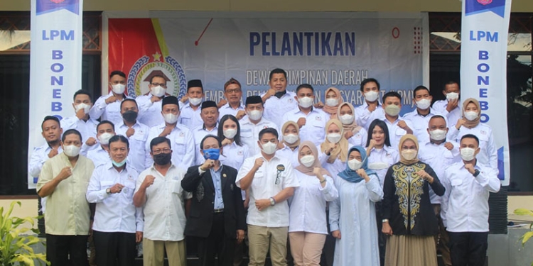 Bupati Bone Bolango, Hamim Pou didampingi Wakil Bupati Merlan S. Uloli dan Ketua DPW LPM Provinsi Gorontalo, Hidayat Mopili saat foto bersama dengan Ketua dan pengurus DPD LPM Bone Bolango. (Foto Yudi/Sespri Wabup)