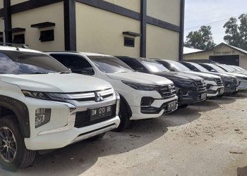 Deretan mobil Mitsubishi Pajero Sport dan Toyota Fortuner diamankan Polda Gorontalo dari para admin FX Family. (isno/gopos.id)