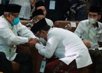 Gus Yahya menyalami K.H Said Aqil saat pemilihan ketua PBNU di gedung Serba Guna Unila, Jumat (24/12/2021). (nu.or.id)