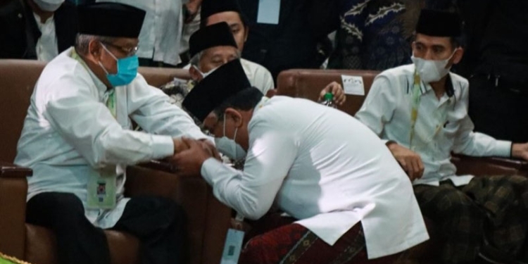 Gus Yahya menyalami K.H Said Aqil saat pemilihan ketua PBNU di gedung Serba Guna Unila, Jumat (24/12/2021). (nu.or.id)