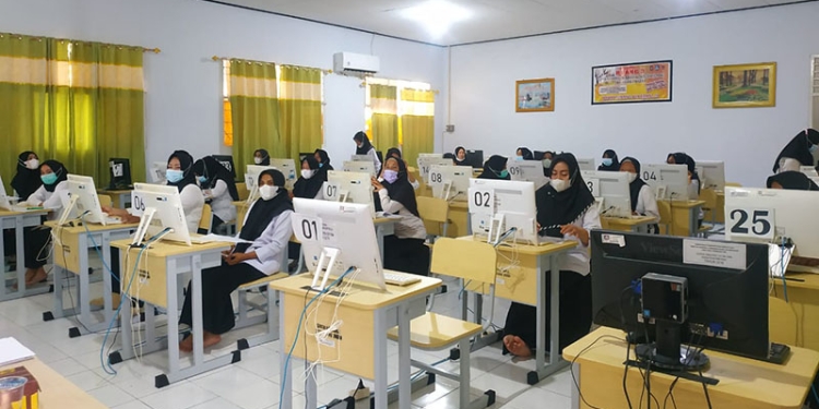 Peserta ujian P3K Kabupaten Pohuwato. Rabu 08/12/2021 (foto : Yusuf Konoli)