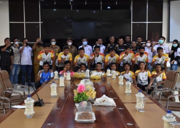 Bupati Pohuwato Saipul Mbuinga bersama Tim PSP Pohuwato, Selasa 28/12/2021 (Istimewa)