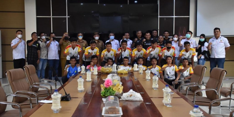 Bupati Pohuwato Saipul Mbuinga bersama Tim PSP Pohuwato, Selasa 28/12/2021 (Istimewa)