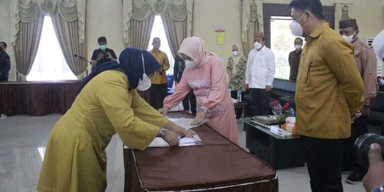 Proses pelantikan Ketua Dekranasda Bone Bolango, Lolly Pou Yunus yang disaksikan langsung oleh Bupati Bone Bolango, Hamim Pou. (Foto Irul/Diskominfo)