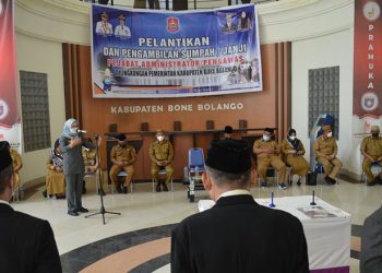 Proses pelantikan dan pengambilan sumpah/janji jabatan pejabat administrator yang dilakukan oleh Wakil Bupati Bone Bolango, Merlan S. Uloli didampingi Sekretaris Daerah, Ishak Ntoma, Senin (6/12/2021). (Foto AKP/Diskominfo)