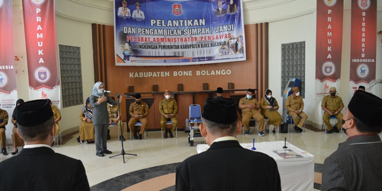 Proses pelantikan dan pengambilan sumpah/janji jabatan pejabat administrator yang dilakukan oleh Wakil Bupati Bone Bolango, Merlan S. Uloli didampingi Sekretaris Daerah, Ishak Ntoma, Senin (6/12/2021). (Foto AKP/Diskominfo)