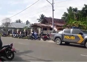 Sejumlah warga memadati kediaman Bagus dan Nining pasca insiden penganniayan oleh Bagus yang menyebabkan nyawa sang istri, Nining, melayang, Rabu (1/12/2021). (istimewa)