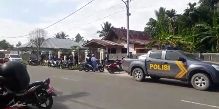 Sejumlah warga memadati kediaman Bagus dan Nining pasca insiden penganniayan oleh Bagus yang menyebabkan nyawa sang istri, Nining, melayang, Rabu (1/12/2021). (istimewa)