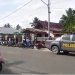 Sejumlah warga memadati kediaman Bagus dan Nining pasca insiden penganniayan oleh Bagus yang menyebabkan nyawa sang istri, Nining, melayang, Rabu (1/12/2021). (istimewa)