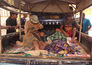 Dua penambang asal Boalemo yang tertimbun longsor di tambang Botudulanga saat dievakuasi ke RS Bumi Panua, Pohuwato, Kamis (9/12/2021). (istimewa)