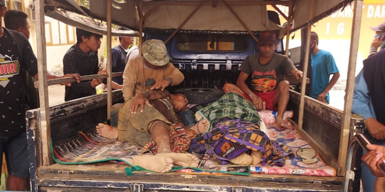 Dua penambang asal Boalemo yang tertimbun longsor di tambang Botudulanga saat dievakuasi ke RS Bumi Panua, Pohuwato, Kamis (9/12/2021). (istimewa)