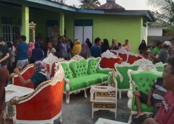 Puluhan warga mendatangi rumah dan menyita sejumlah perabot milik salah seorang trader forex di Desa Mekar Jaya, Kecamatan Duhiadaa, Pohuwato, untuk menuntut pengembalian modal investasi online, Sabtu (25/12/2021).