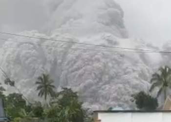Foto : Aktivitas vulkanik Gunung Semeru yang ditunjukkan dengan terjadinya guguran awan panas mengarah ke Besuk Kobokan, Desa Sapiturang, Kecamatan Pronojiwo, Kabupaten Lumajang, Jawa Timur, pada Sabtu (4/12) pukul 15.20 WIB. (BPBD Kabupaten Lumajang)