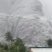 Foto : Aktivitas vulkanik Gunung Semeru yang ditunjukkan dengan terjadinya guguran awan panas mengarah ke Besuk Kobokan, Desa Sapiturang, Kecamatan Pronojiwo, Kabupaten Lumajang, Jawa Timur, pada Sabtu (4/12) pukul 15.20 WIB. (BPBD Kabupaten Lumajang)