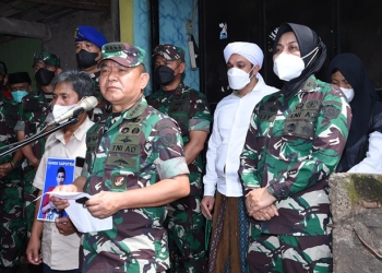 Kepala Staf Angkatan Darat (KASAD), Jendral TNI Dudung Abdurrachman, mengunjungi keluarga korban tabrak lari, Handi Saputra dan Salsabila di Ngagreg, Jawa Barat, Senin (27/12/2021). (Foto: TNI AD)