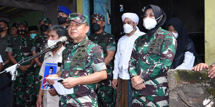 Kepala Staf Angkatan Darat (KASAD), Jendral TNI Dudung Abdurrachman, mengunjungi keluarga korban tabrak lari, Handi Saputra dan Salsabila di Ngagreg, Jawa Barat, Senin (27/12/2021). (Foto: TNI AD)