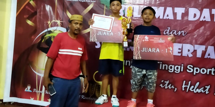 Dua petenis TDCT Muara Tirta Gorontalo, Syawal Noor Kaluku, dan Anggara Ahmanudin Adrian, meraih Juara 1 dan Juara 3 pada turnamen tenis piala Gubernur Sulut, di Manado, Sulut, 7-10 Desember 2021. (Istimewa)