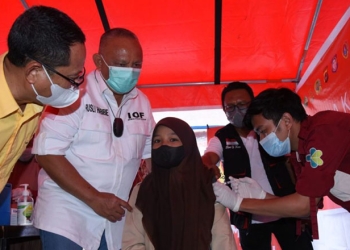 Vaksinasi di Desa Papua Langi