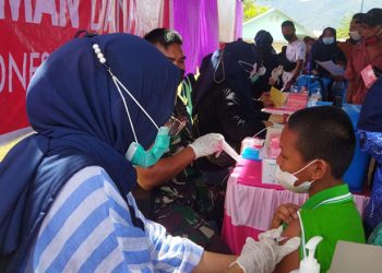 Salah seorang remaja mengikuti vaksinasi Covid-19 yang dilaksanakan oleh BINDA Gorontalo bekerja sama Forkopimda Provinsi Gorontalo dan Pemkab Bone Bolango di Lapangan Likada, Suwawa, Bone Bolango, Jumat (17/12/2021). (Istimewa)