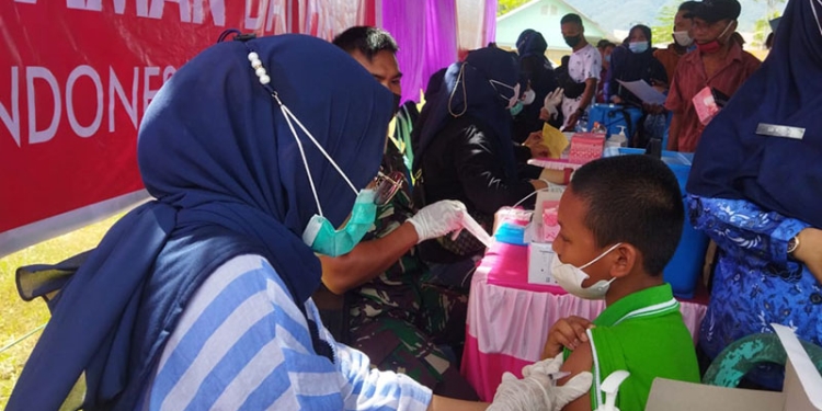 Salah seorang remaja mengikuti vaksinasi Covid-19 yang dilaksanakan oleh BINDA Gorontalo bekerja sama Forkopimda Provinsi Gorontalo dan Pemkab Bone Bolango di Lapangan Likada, Suwawa, Bone Bolango, Jumat (17/12/2021). (Istimewa)
