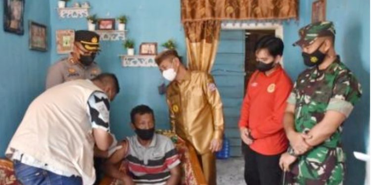BUpati Pohuwato, Saipul Mbuinga bersama forkopinda melaksanakan vaksinasi secara door to door (istimewa)