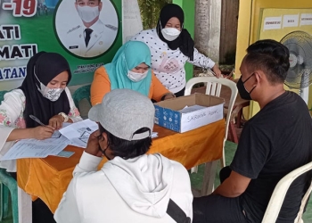Kegiatan vaksinasi massal di Kelurahan Lekobalo, Kecamatan Kota Barat, Kota Gorontalo, (2/12/2021) lalu. Vaksinasi massal yang dilaksanakan secara massif di tingkat kelurahan sangat membantu warga dalam mendapatkan layanan vaksinasi. (istimewa)