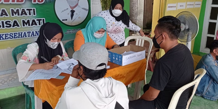 Kegiatan vaksinasi massal di Kelurahan Lekobalo, Kecamatan Kota Barat, Kota Gorontalo, (2/12/2021) lalu. Vaksinasi massal yang dilaksanakan secara massif di tingkat kelurahan sangat membantu warga dalam mendapatkan layanan vaksinasi. (istimewa)