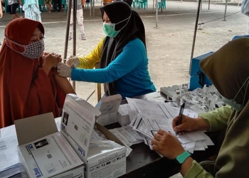 Pelaksanaan vaksinasi kepada masyarakat dalam kegiatan vaksinasi massal di Lapangan Taruna Remaja Kota Gorontalo, Sabtu (4/12/2021). (istimewa)