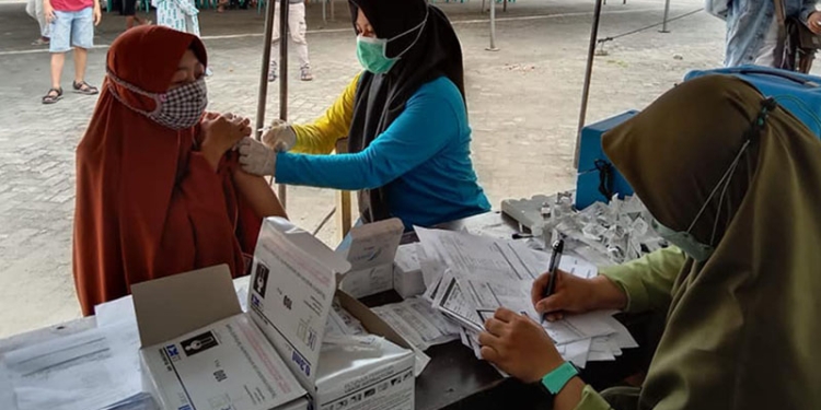 Pelaksanaan vaksinasi kepada masyarakat dalam kegiatan vaksinasi massal di Lapangan Taruna Remaja Kota Gorontalo, Sabtu (4/12/2021). (istimewa)