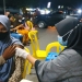 Salah seorang pengunjung objek wisata Pohon Cinta menjalani penyuntikan vaksin  Covid-19, Sabtu (18/12/2021)