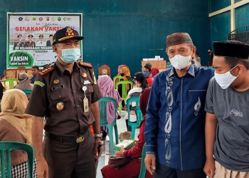 Bupati Pohuwato, Saipul Mbuinga (kemeja biru) bersama Kajari Pohuwato, Mas'ud, meninjau pelaksanaan vaksinasi  massal oleh Kejari Pohuwato, Kamis (23/12/2021). (yusuf/gopos)