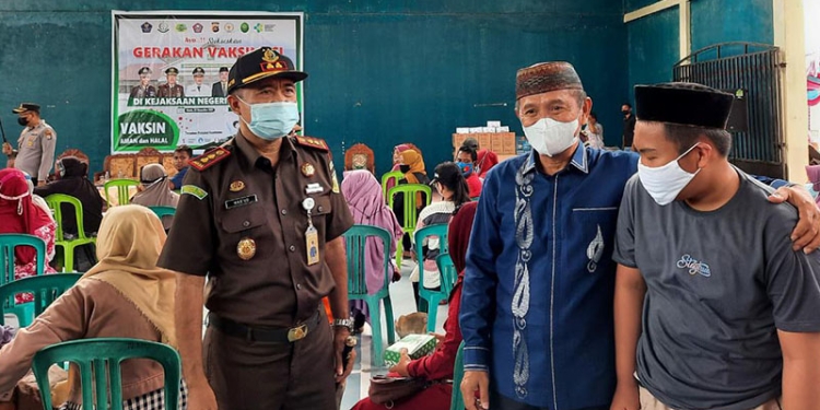 Bupati Pohuwato, Saipul Mbuinga (kemeja biru) bersama Kajari Pohuwato, Mas'ud, meninjau pelaksanaan vaksinasi  massal oleh Kejari Pohuwato, Kamis (23/12/2021). (yusuf/gopos)