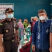 Bupati Pohuwato, Saipul Mbuinga (kemeja biru) bersama Kajari Pohuwato, Mas'ud, meninjau pelaksanaan vaksinasi  massal oleh Kejari Pohuwato, Kamis (23/12/2021). (yusuf/gopos)