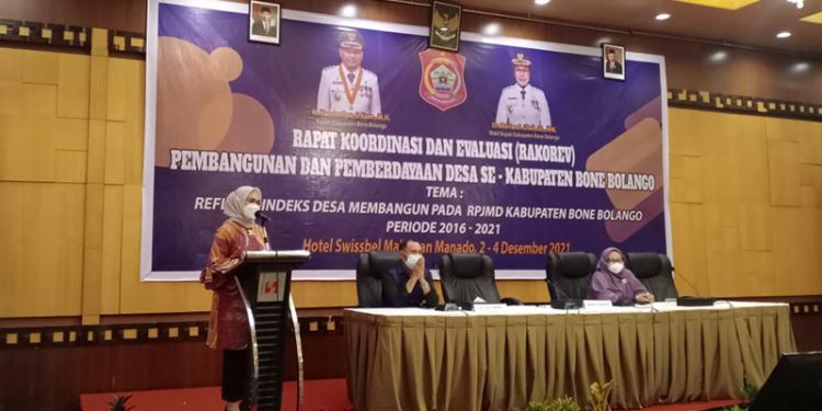 Wakil Bupati Bone Bolango, Merlan S. Uloli saat menutup Rapat Koordinasi dan Evaluasi (Rakorev) pemberdayaan dan pembangunan Desa se Kabupaten Bone Bolango yang dilaksanakan di Kota Manado Provinsi Sulawesi Utara, Jumat (3/12/2021) malam tadi. (Foto Istimewa)