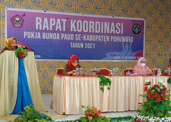 Wakil Bupati Pohuwato Suharsi Igirisa Memberikan Sambutan Dalam Rakor Pokja Kabupaten Pohuwato. Senin 20/12/2021 (Yusuf)
