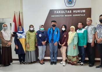 Jajaran dekan bersama dosen di lingkungan Fakultas Hukum UNG berpose bersama tiga orang mahasiswa program pertukaran mahasiswa merdaka Kemendikbud, Kamis (2/12/2021) (istimewa)