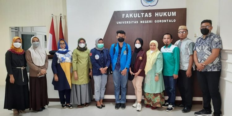 Jajaran dekan bersama dosen di lingkungan Fakultas Hukum UNG berpose bersama tiga orang mahasiswa program pertukaran mahasiswa merdaka Kemendikbud, Kamis (2/12/2021) (istimewa)